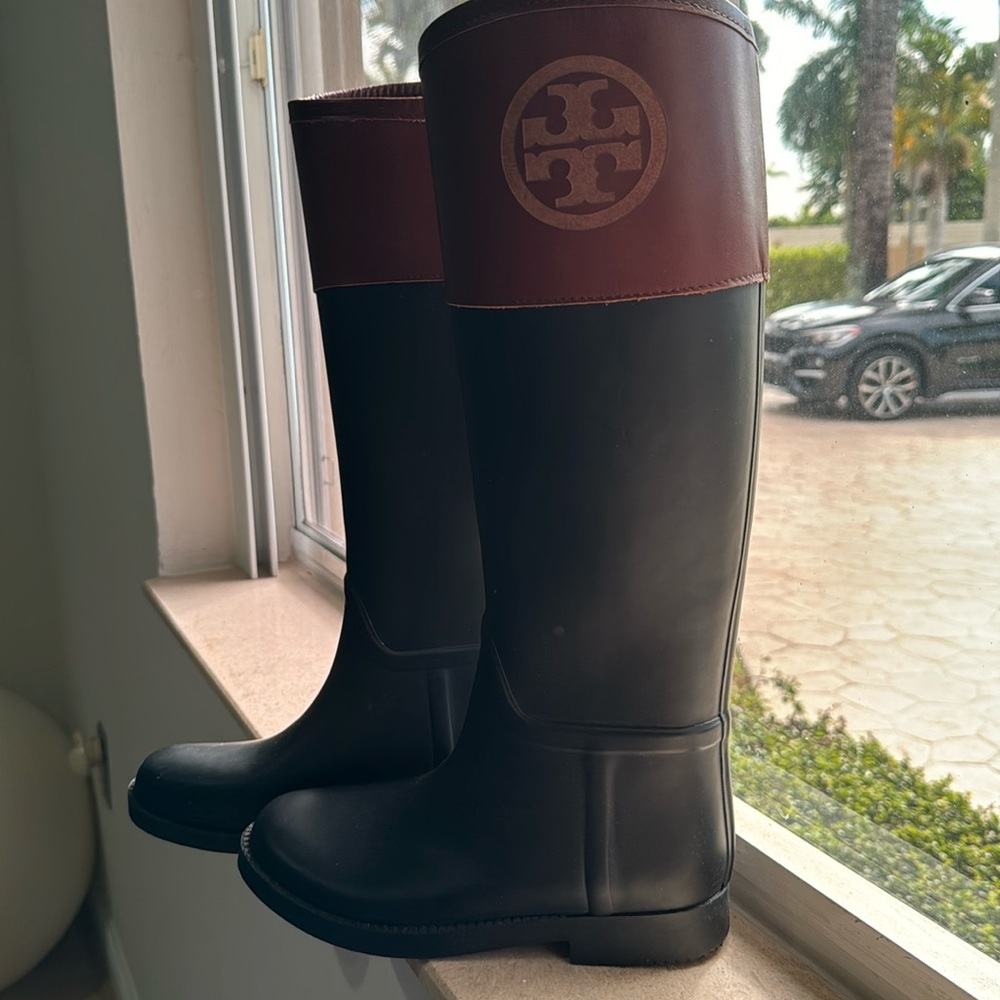 Tory Burch Women’s Rain boots. Worn twice. Too small on me. Used like new